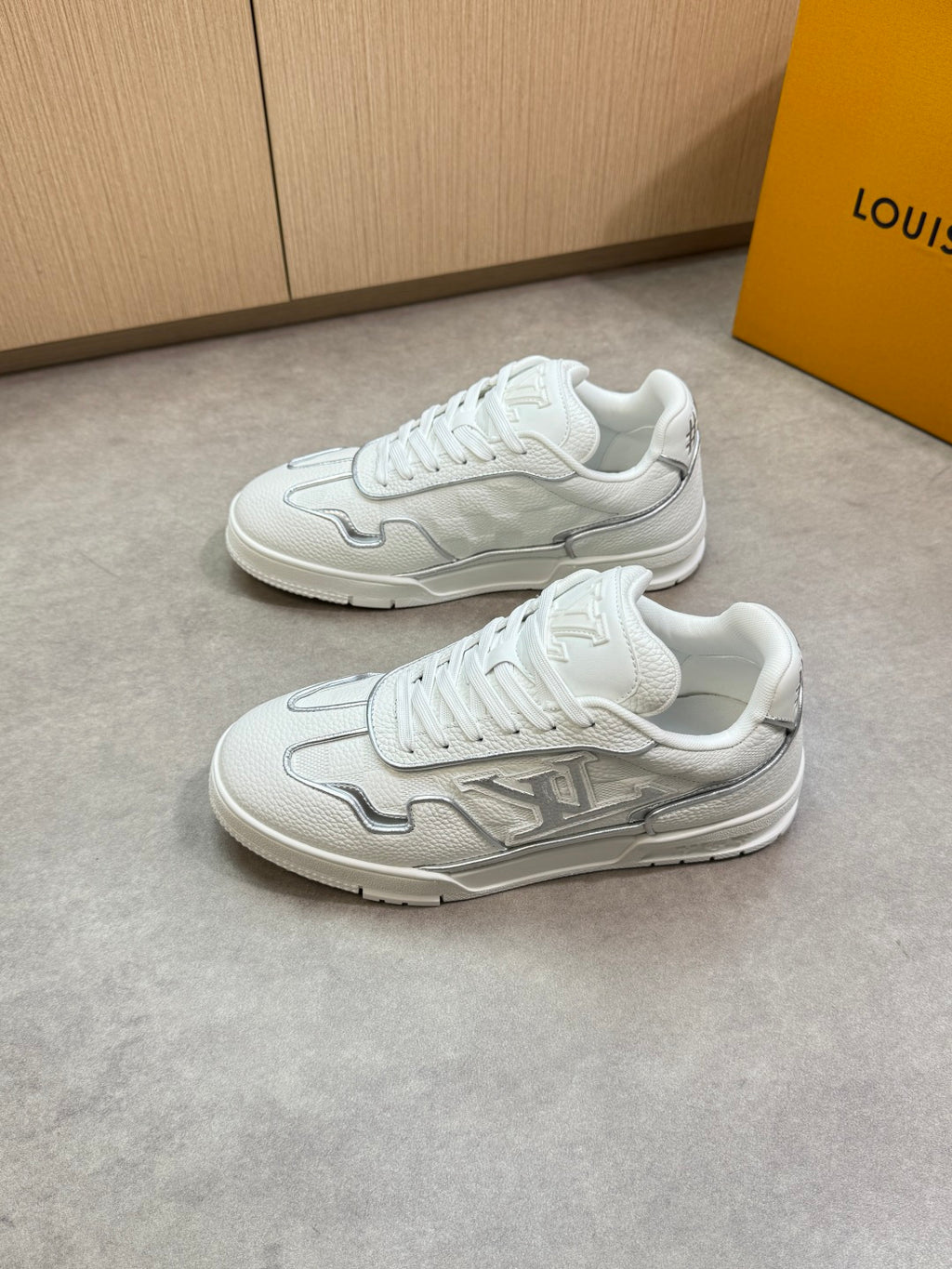 Louis Vuitton Sneaker #5274