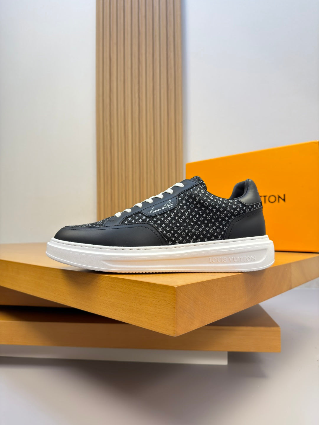 Louis Vuitton Sneaker #5049