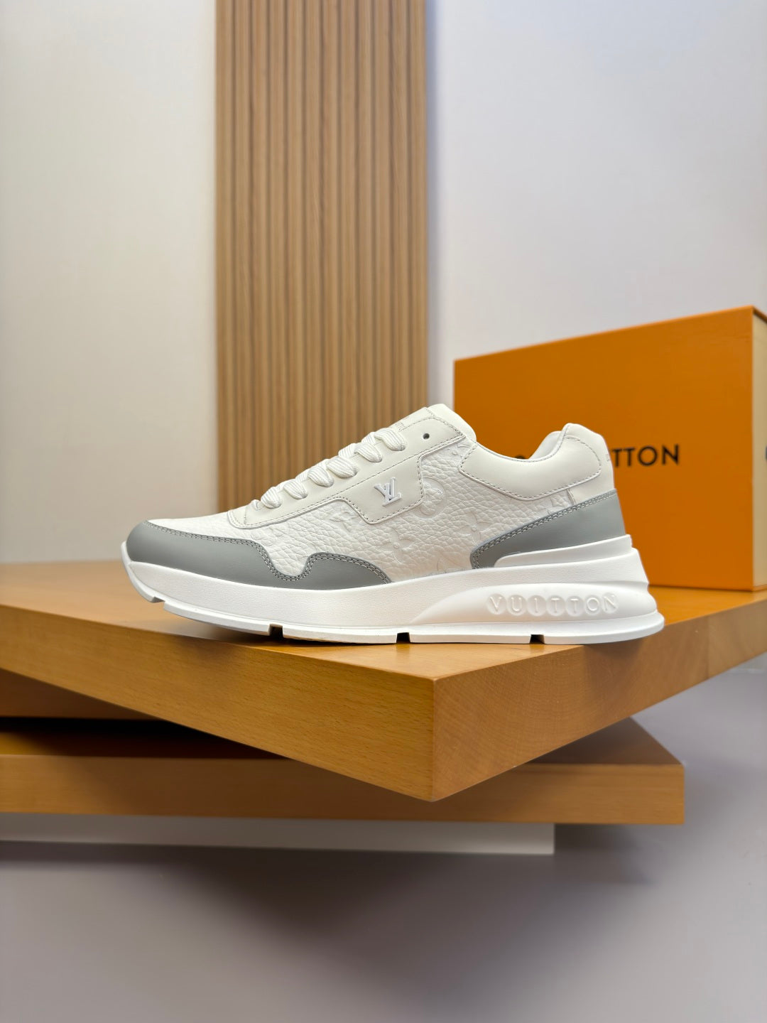 Louis Vuitton Sneaker #5057