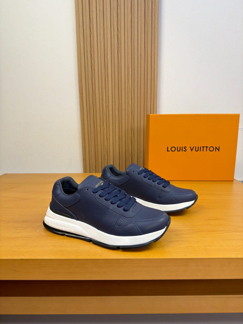 Louis Vuitton Sneaker #5063