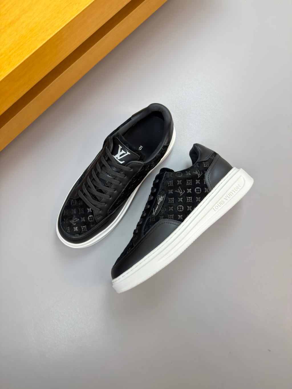 Louis Vuitton Sneaker #5079