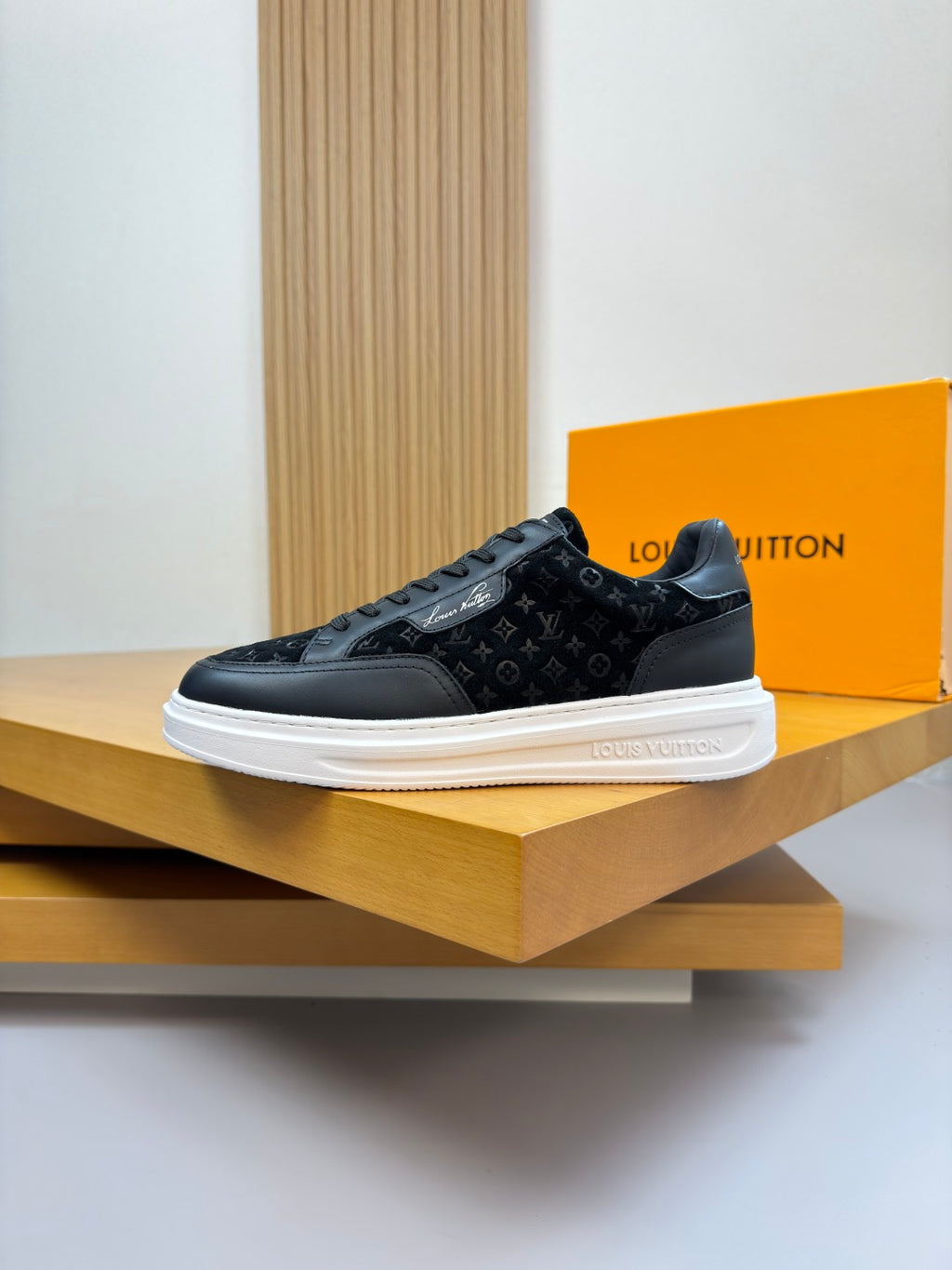 Louis Vuitton Sneaker #5079